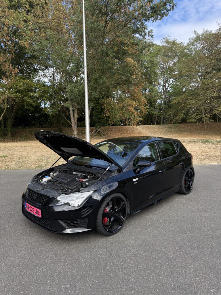 SEAT Leon Cupra — photo 1